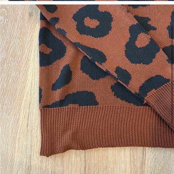 Long Sleeve Printed Sweater. - Picture 3 of 4